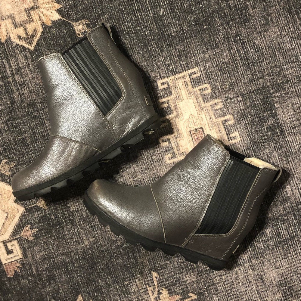 Sorel Joan of Arctic Chelsea Wedge Shearling Boot. Size 9!